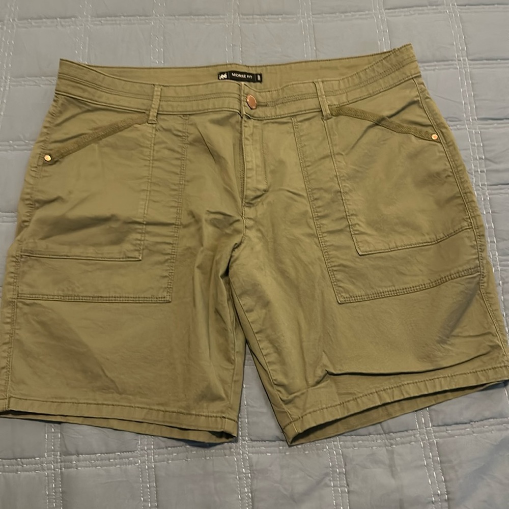 Lee relaxed fit mid rise shorts size 16 Petite